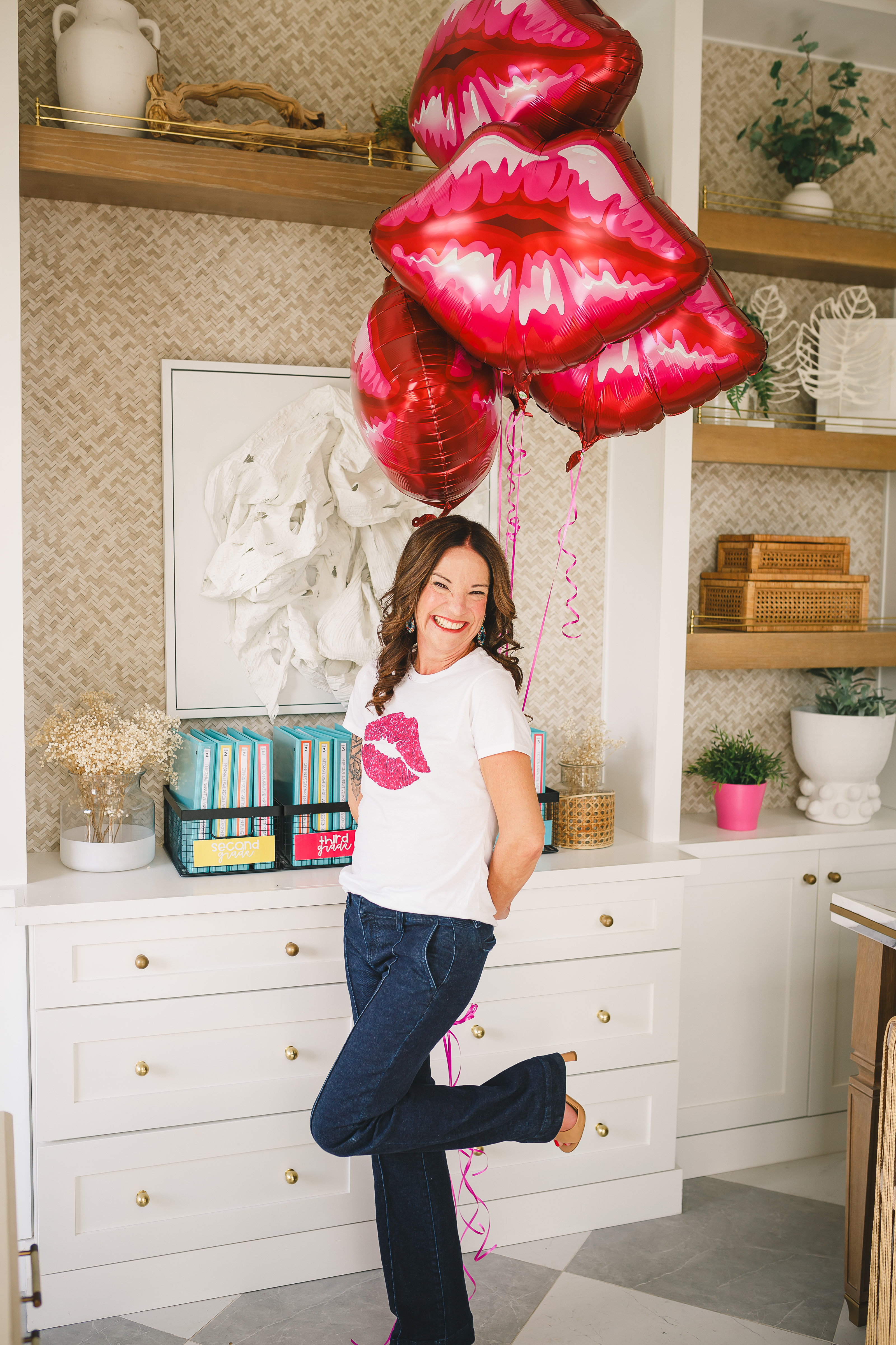 Jamie holding kiss lips balloons — KISSS 2026